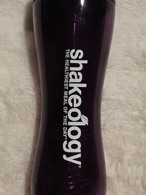 Beachbody Shakeology Shaker Bottle in Deep Purple
